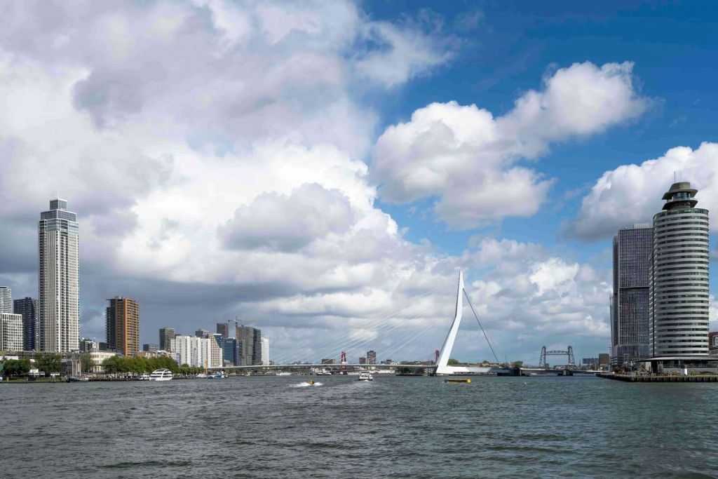 Vista de la ciudad con el Puente Erasmus