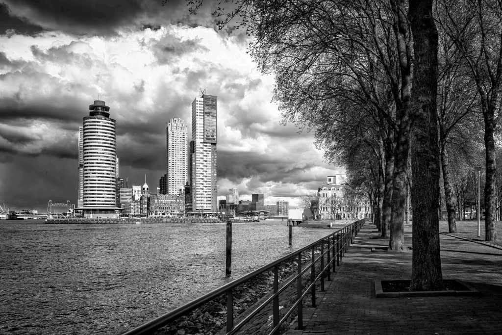 Cielo raso en blanco y negro desde el muelle