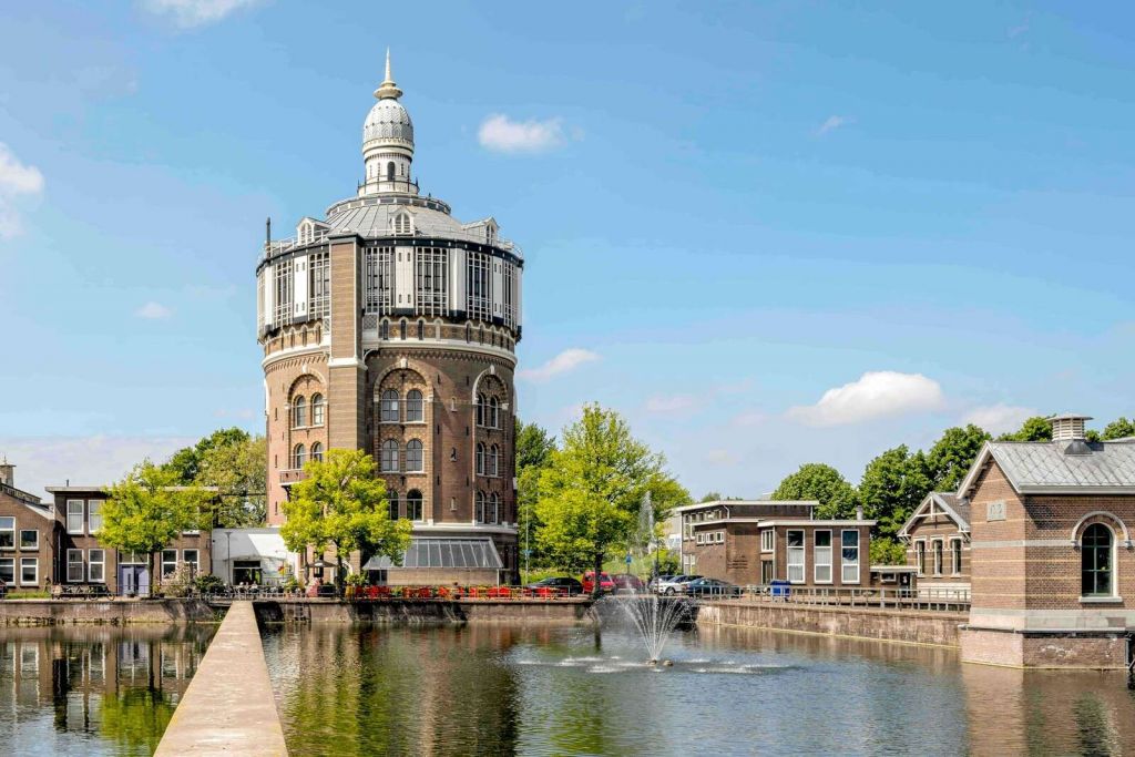Torre de agua histórica en luz solar