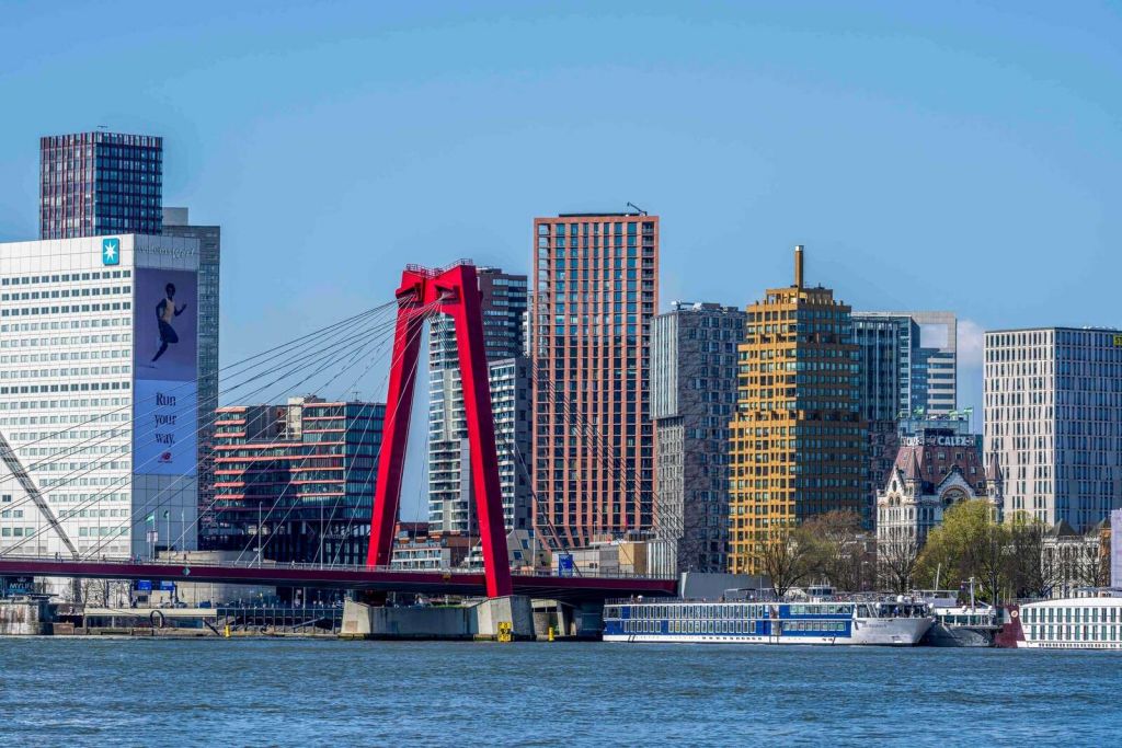 Willemsbrug en el horizonte de Róterdam