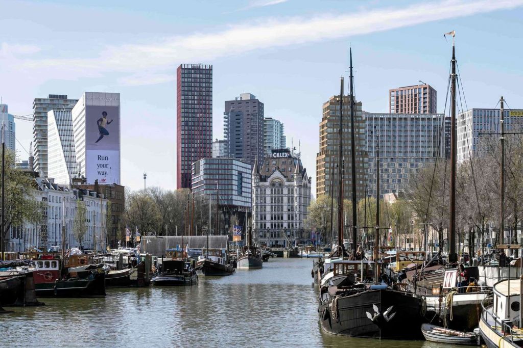 Barcos históricos y el horizonte moderno