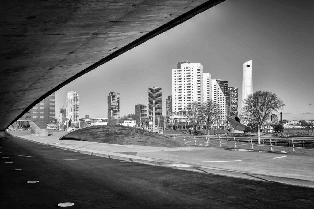 Skyline de Róterdam bajo el puente