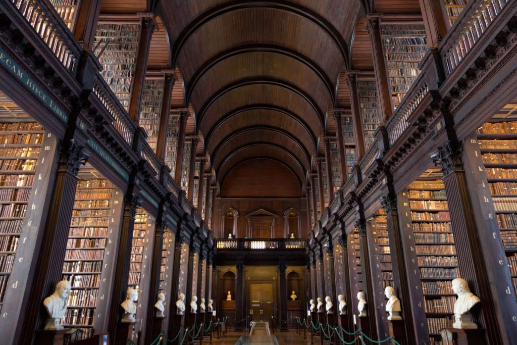 Sala de libros clásica con arcos