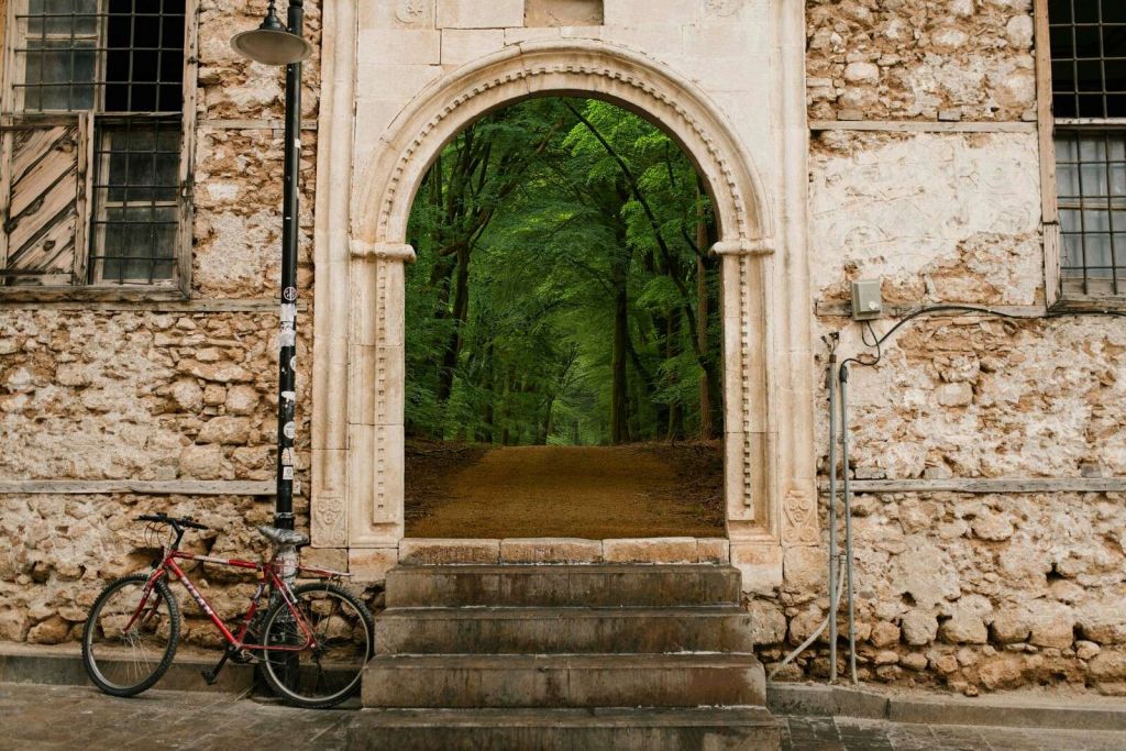 Puerta hacia el sendero verde del bosque