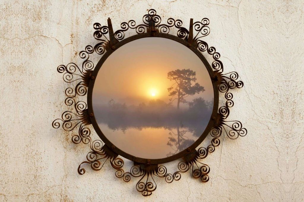 Amanecer sobre lago brumoso