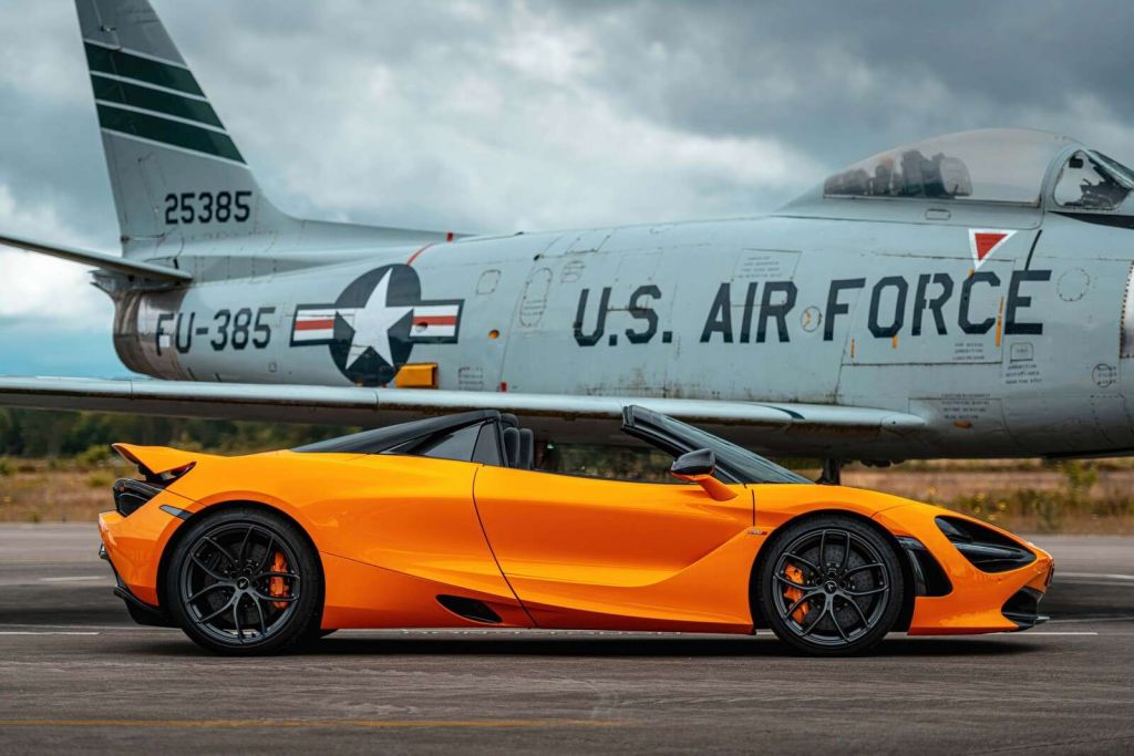 Supercoche en avión de combate
