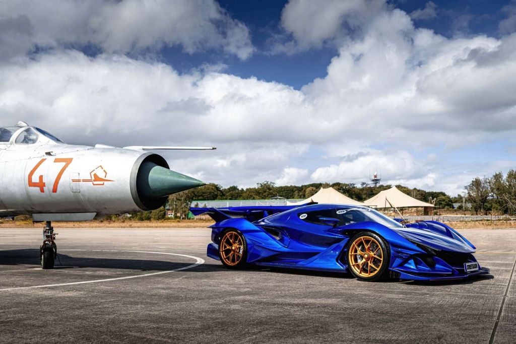 Supercoche futurista en el aeropuerto