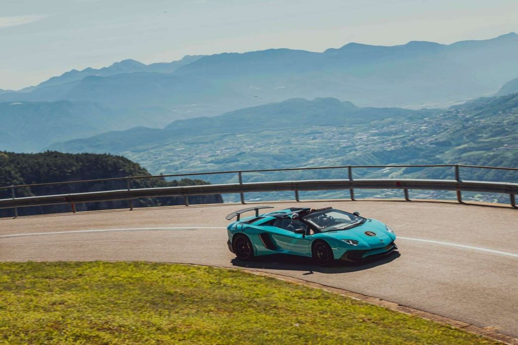 Alpenrit con coches deportivos de lujo