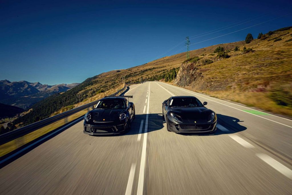Supercoches negros en montañas
