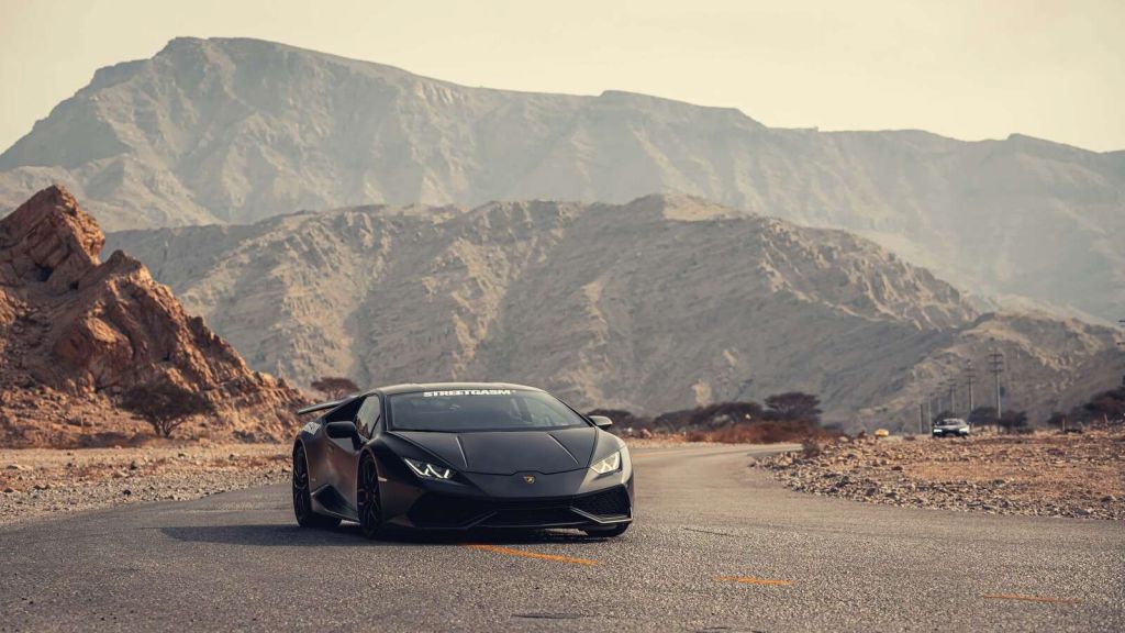 Supercoche negro en el desierto
