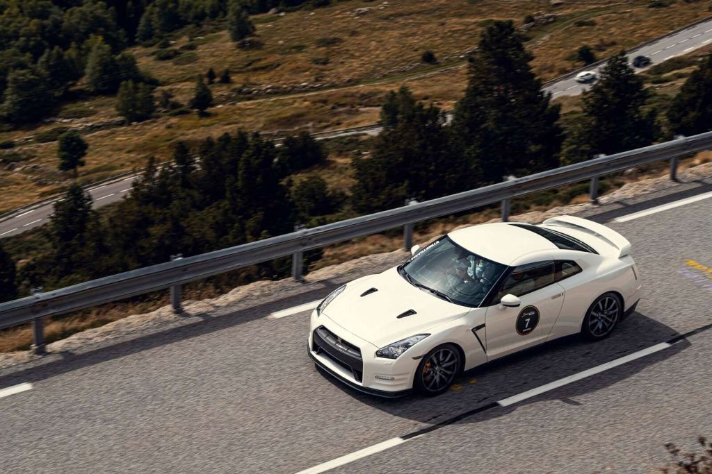 Nissan GT-R en camino de montaña