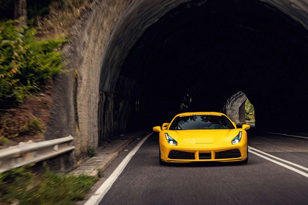 Ferrari 488 GTB en ruta de montaña
