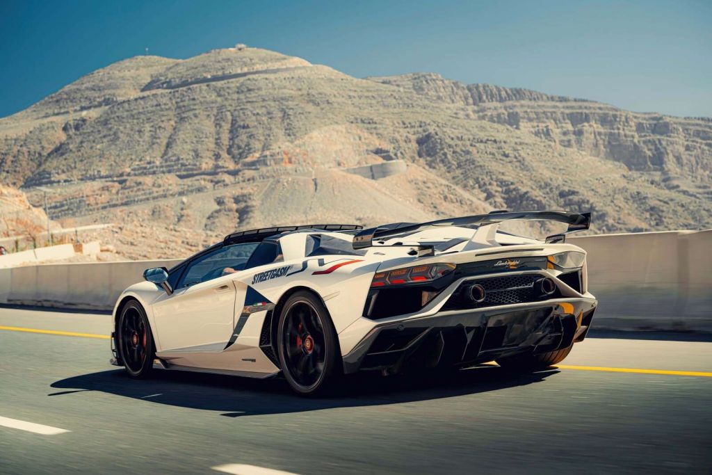 Supercoche en el paso de montaña