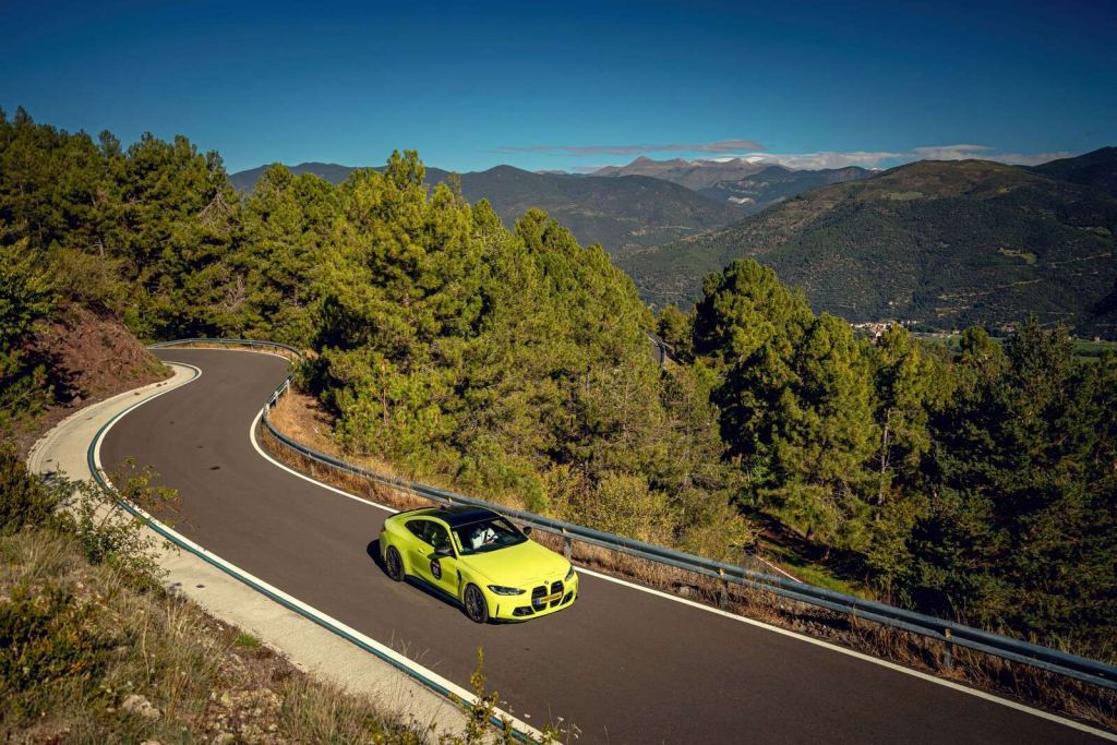 BMW verde lima en camino de montaña