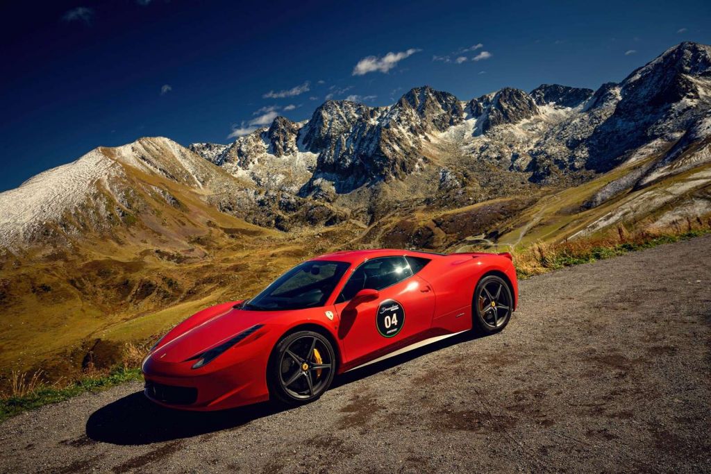 Ferrari 458 con las cumbres alpinas