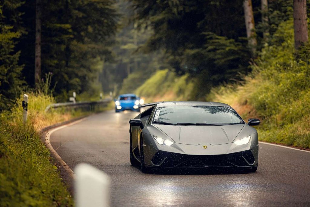 Lamborghini gris mate en la naturaleza