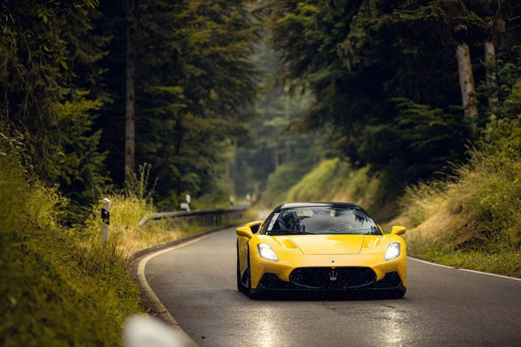 Maserati en el bosque verde