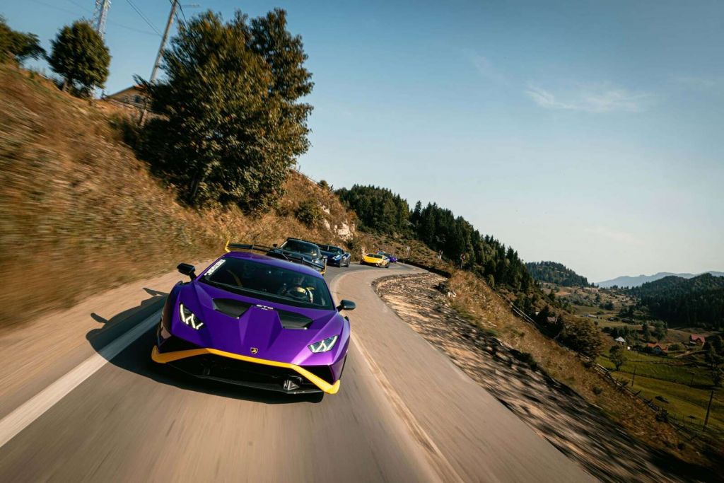 Convoy de supercoches por las montañas