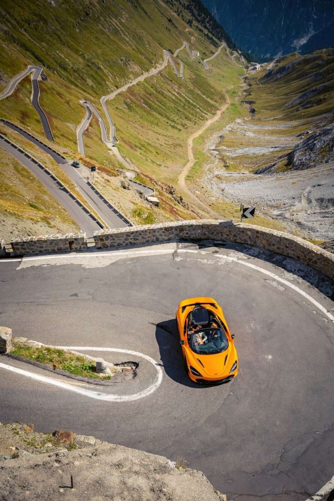McLaren en Stelviopas - color