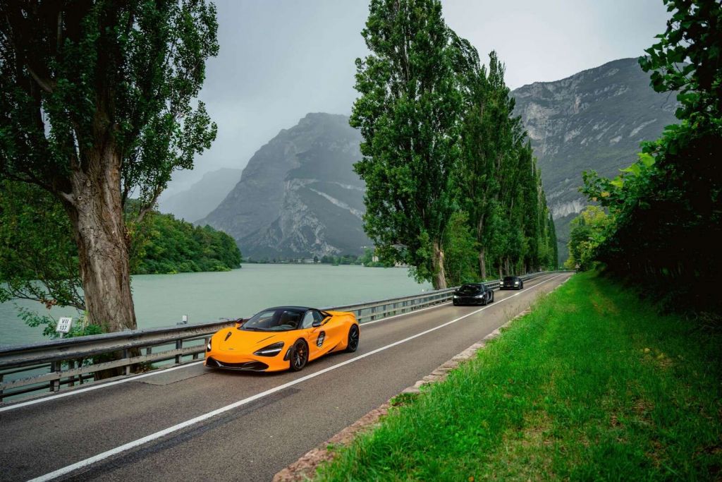 Rit por los Alpes junto al lago