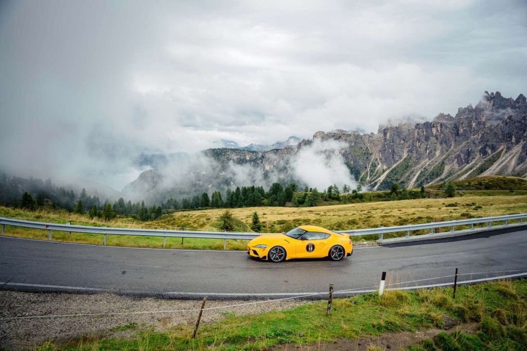 Coches deportivos en los Dolomitas