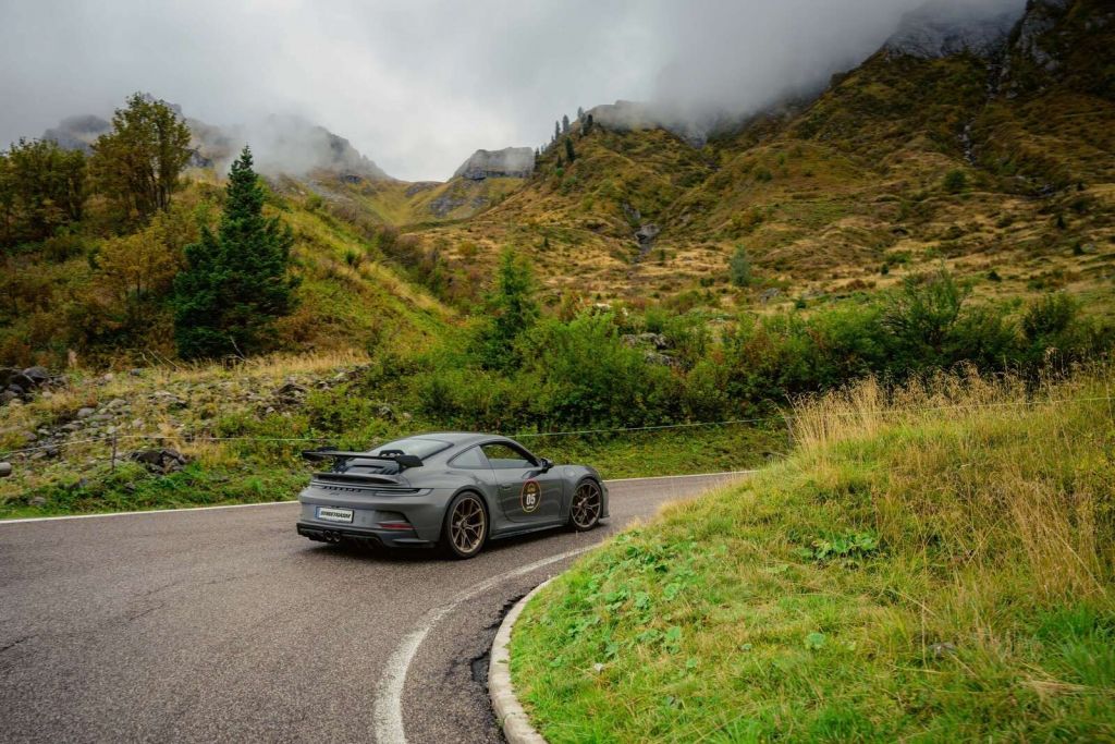 Coche deportivo puerta niebla de montaña