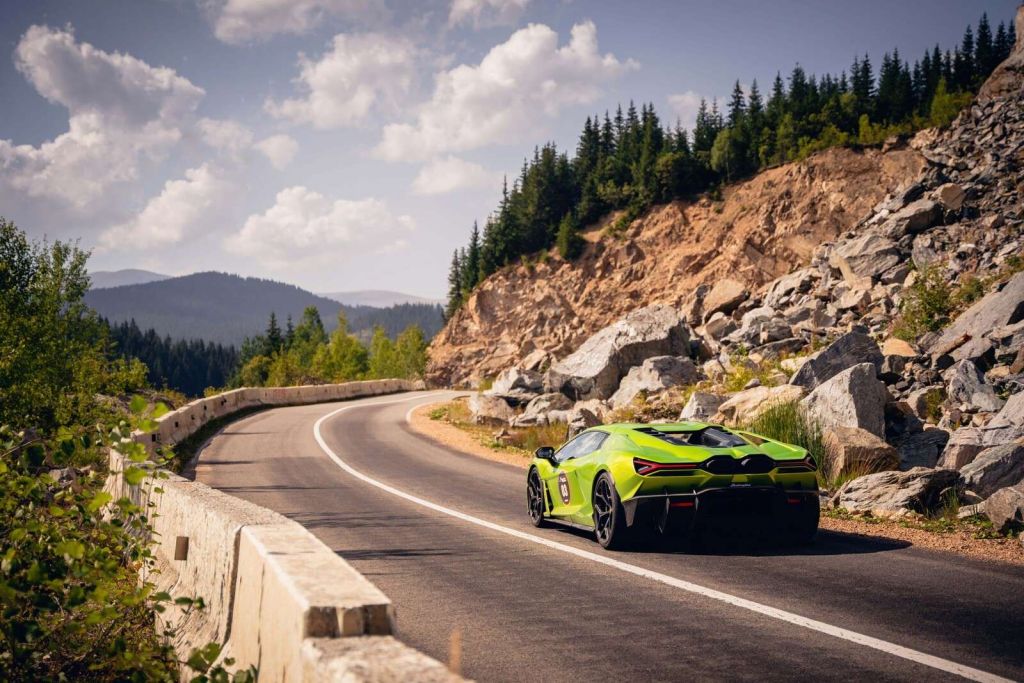 Lamborghini Revuelto en las Montañas