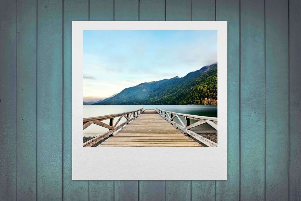 Muelle de madera en lago de montaña