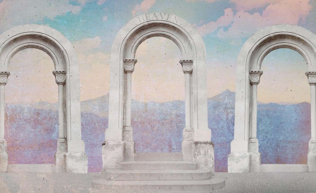Arcos clásicos hacia el cielo pastel