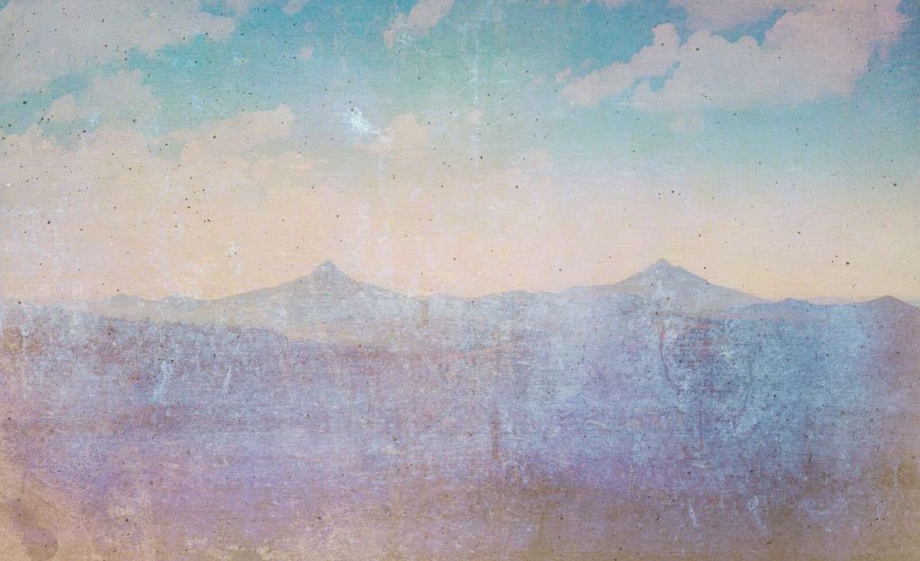 Paisaje montañoso desvaneciente en la luz de la mañana