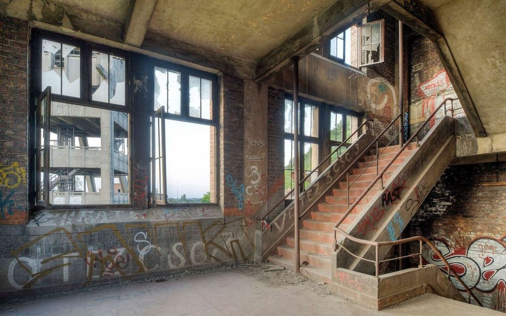 Escalera en ruinas con grafiti