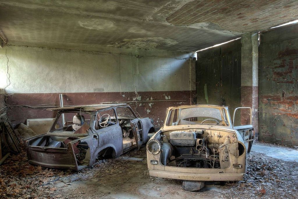 Garaje abandonado con chatarra