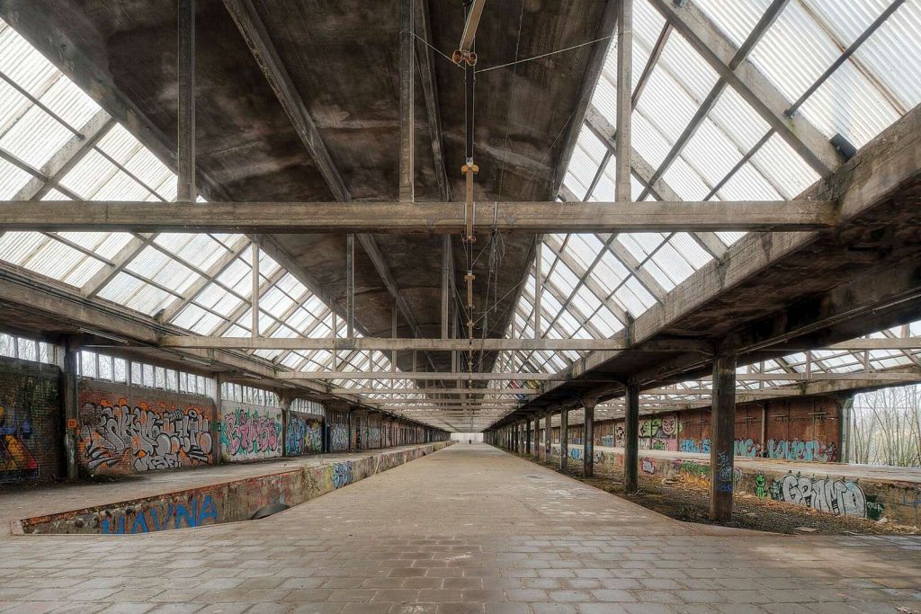Nave abandonada con paredes de graffiti