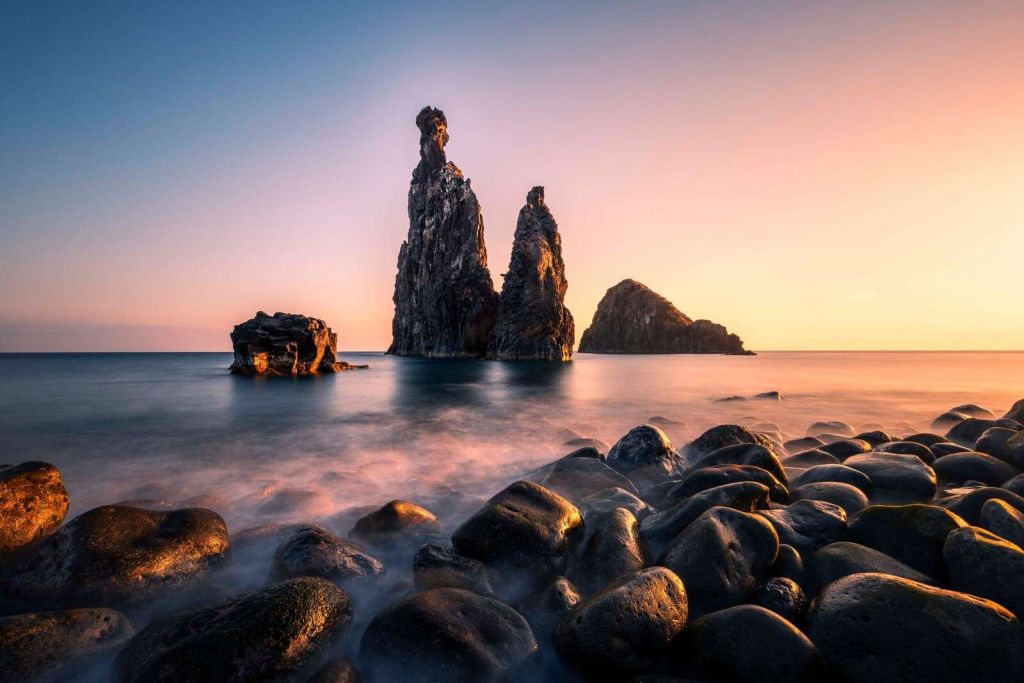 Luz de la tarde en la costa rocosa