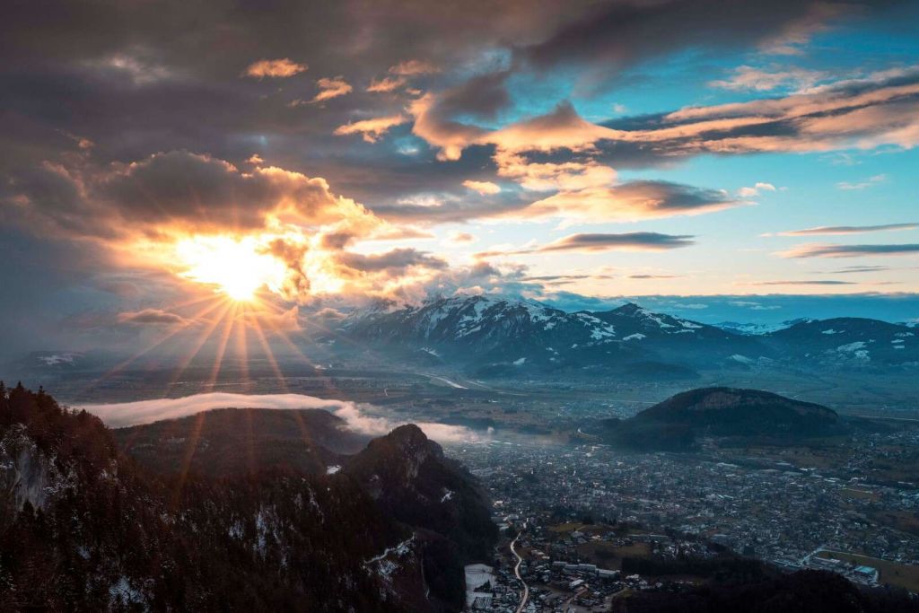 Atardecer sobre el valle alpino.