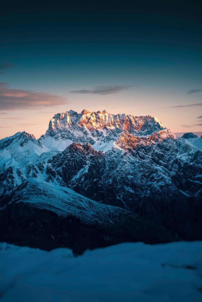 Luz de la tarde en las cumbres nevadas.
