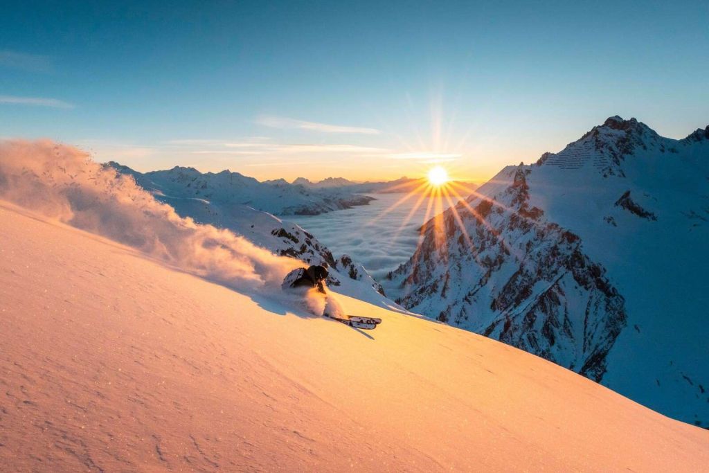 Excursión de esquí al amanecer en los Alpes.