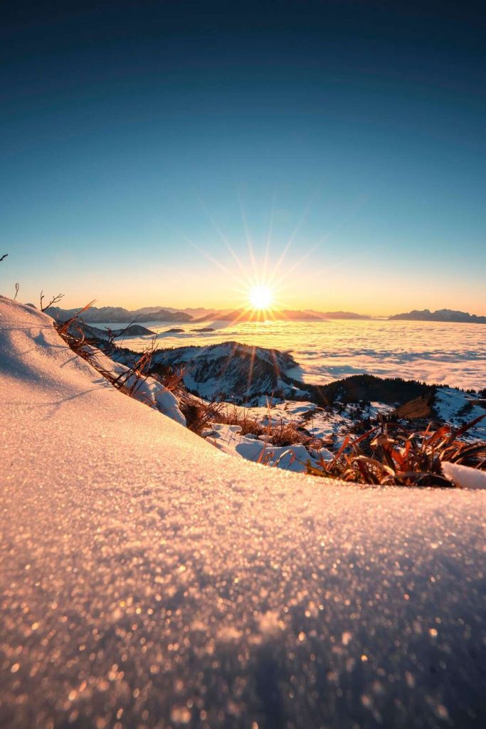 Luz del sol sobre una pendiente alpina nevada.