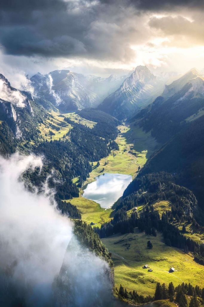 Luz del sol sobre lago de montaña en valle
