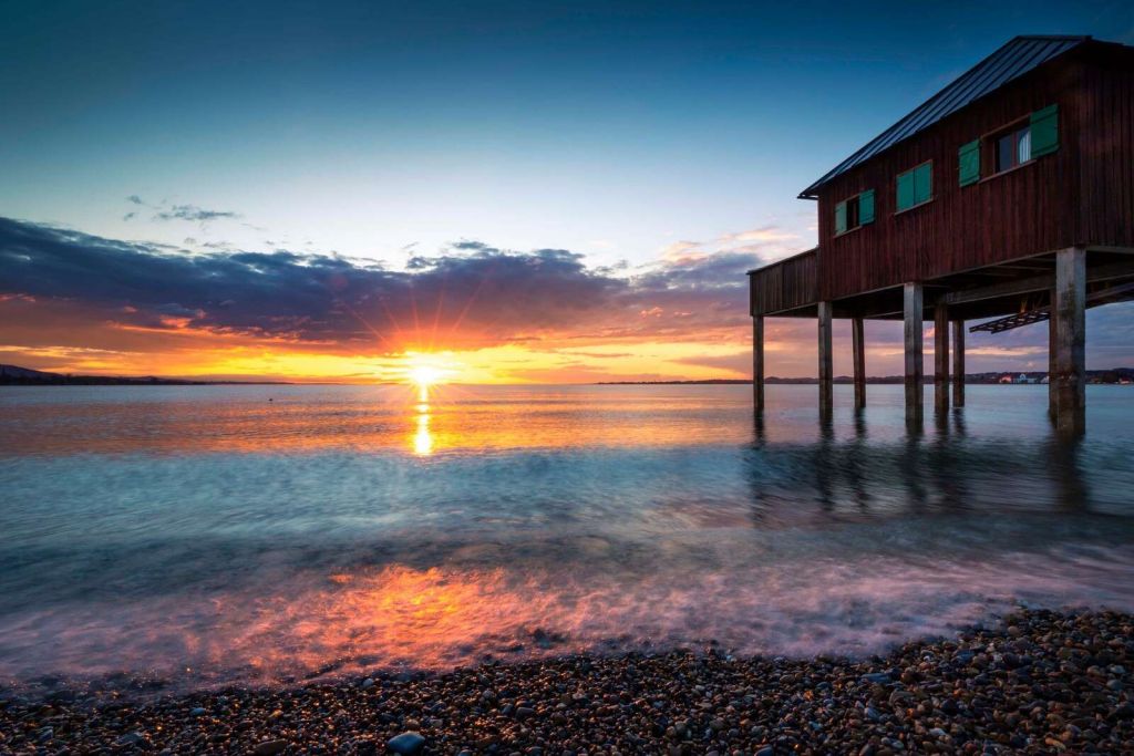 Atardecer en tranquila casa de muelle.