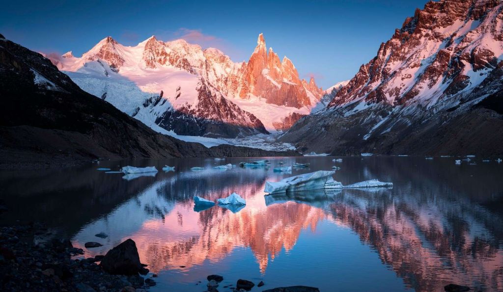 Lago glaciar con resplandor alpino en la Patagonia.