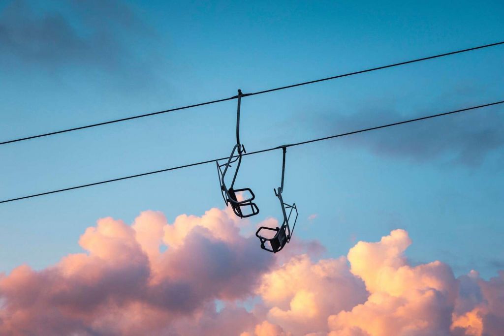Telesilla sobre nubes rosadas al atardecer.
