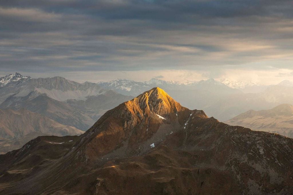 Luz dorada del sol en la cima de la montaña al amanecer.