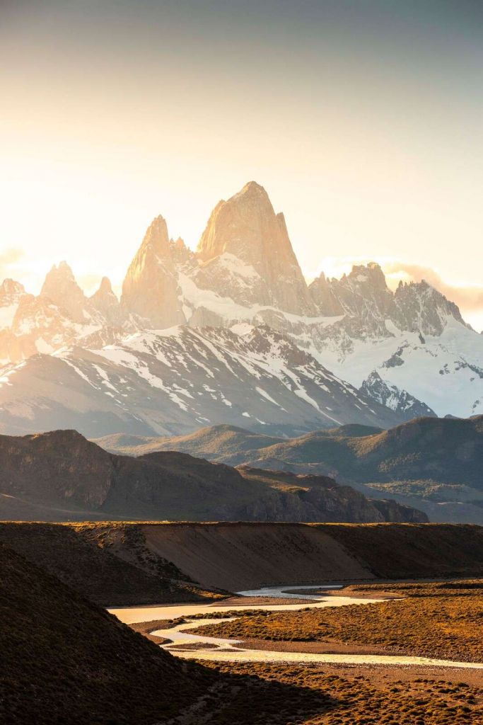 Amanecer dorado en el valle de la montaña.