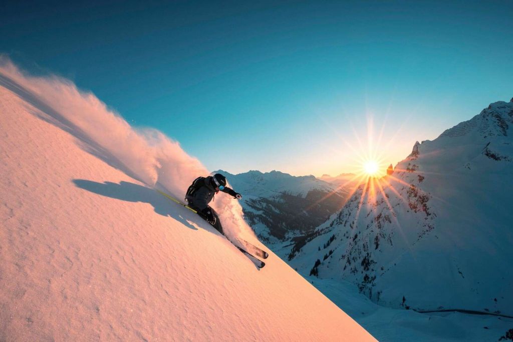 Descenso en la nieve al atardecer ardiente