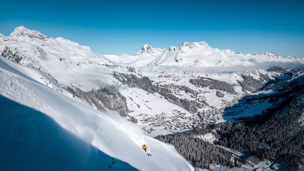 Descenso sobre pueblo alpino nevado