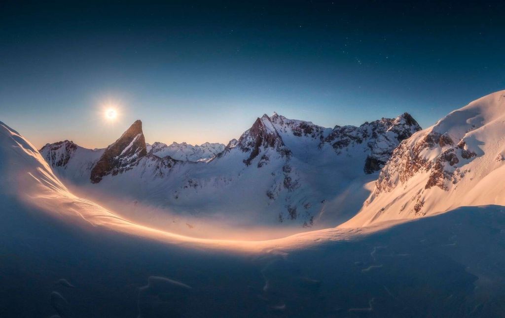 Luz de luna sobre un paso de montaña tranquilo.