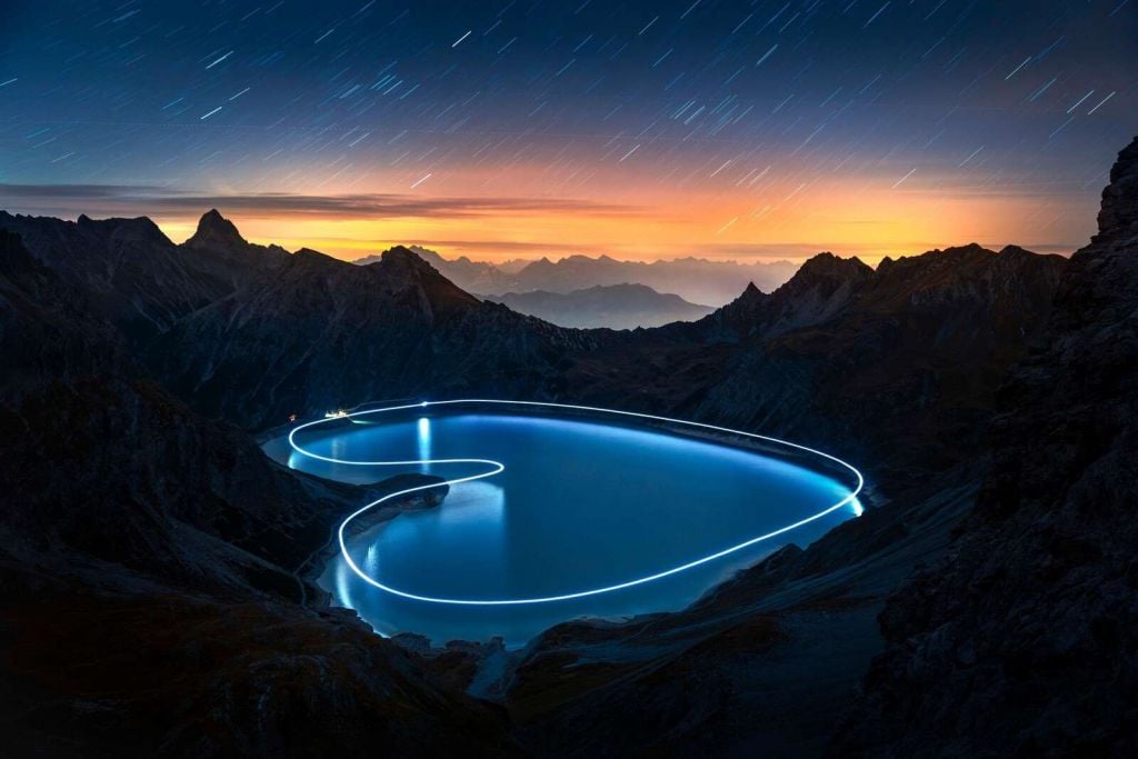Luz de noche alrededor de un lago de montaña.