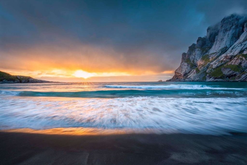 Atardecer en una costa escarpada.