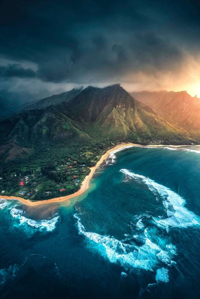 Línea costera tropical bajo un cielo amenazante.
